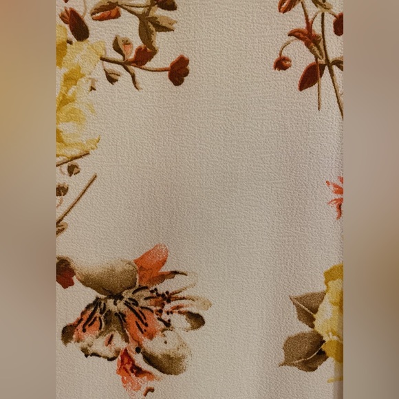 Women’s Floral Boutique Top - Perfect for Fall 🍁 - Picture 5 of 7